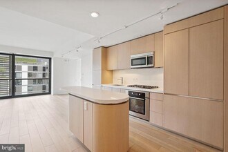 925 H St NW in Washington, DC - Building Photo - Building Photo