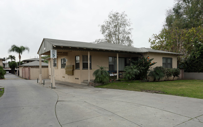 4300 Clara St in Cudahy, CA - Foto de edificio - Building Photo