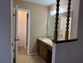 5901 Stardust Dr S in Watauga, TX - Foto de edificio - Building Photo