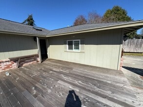 1540 Sharon Ave in Mckinleyville, CA - Building Photo - Building Photo