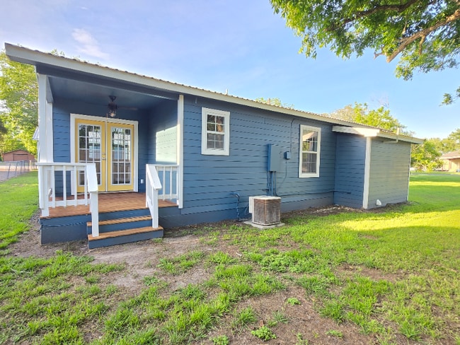 411 E 4th St in Flatonia, TX - Building Photo - Building Photo