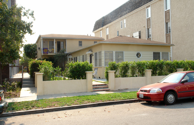 10660 Eastborne Ave in Los Angeles, CA - Foto de edificio - Building Photo