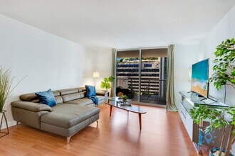 1200 Brickell Bay Dr in Miami, FL - Building Photo - Building Photo