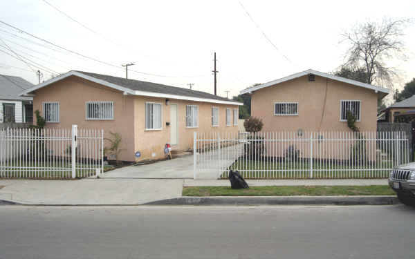 12412 S Willowbrook Ave in Compton, CA - Building Photo