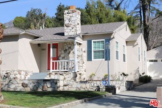 2851 Fairmount Ave in Montrose, CA - Building Photo - Building Photo