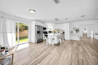 6191 SW 62nd Pl in South Miami, FL - Building Photo - Building Photo