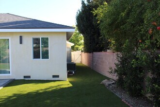 20801 Bassett St in Winnetka, CA - Foto de edificio - Building Photo