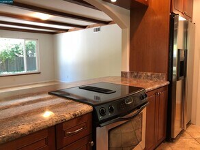 926 Moon Ct in Lafayette, CA - Building Photo - Building Photo