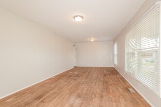 13 Cricket Ct in Florissant, MO - Building Photo - Building Photo