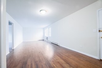2003 W Touhy Ave-Unit -2003-204 in Chicago, IL - Building Photo - Building Photo
