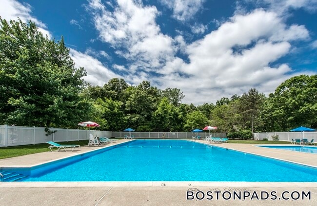 10 Westgate Dr in Woburn, MA - Building Photo - Building Photo