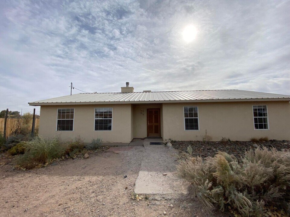910 11th Ave NW in Rio Rancho, NM - Building Photo