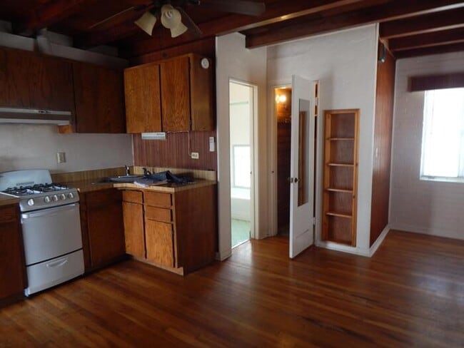 property at 1442 E 9th St