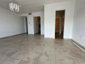 7545 E Treasure Dr in North Bay Village, FL - Foto de edificio - Building Photo