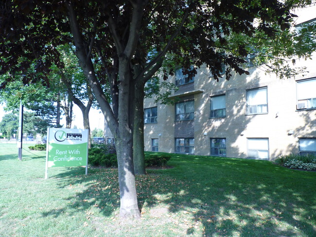 Benville Court Apartments in Toronto, ON - Building Photo - Building Photo