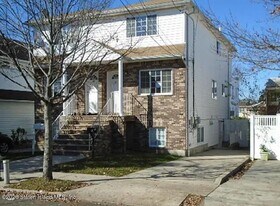 15 Weed Ave in Staten Island, NY - Building Photo
