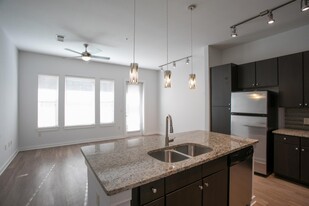 1900 Barton Springs Rd in Austin, TX - Building Photo