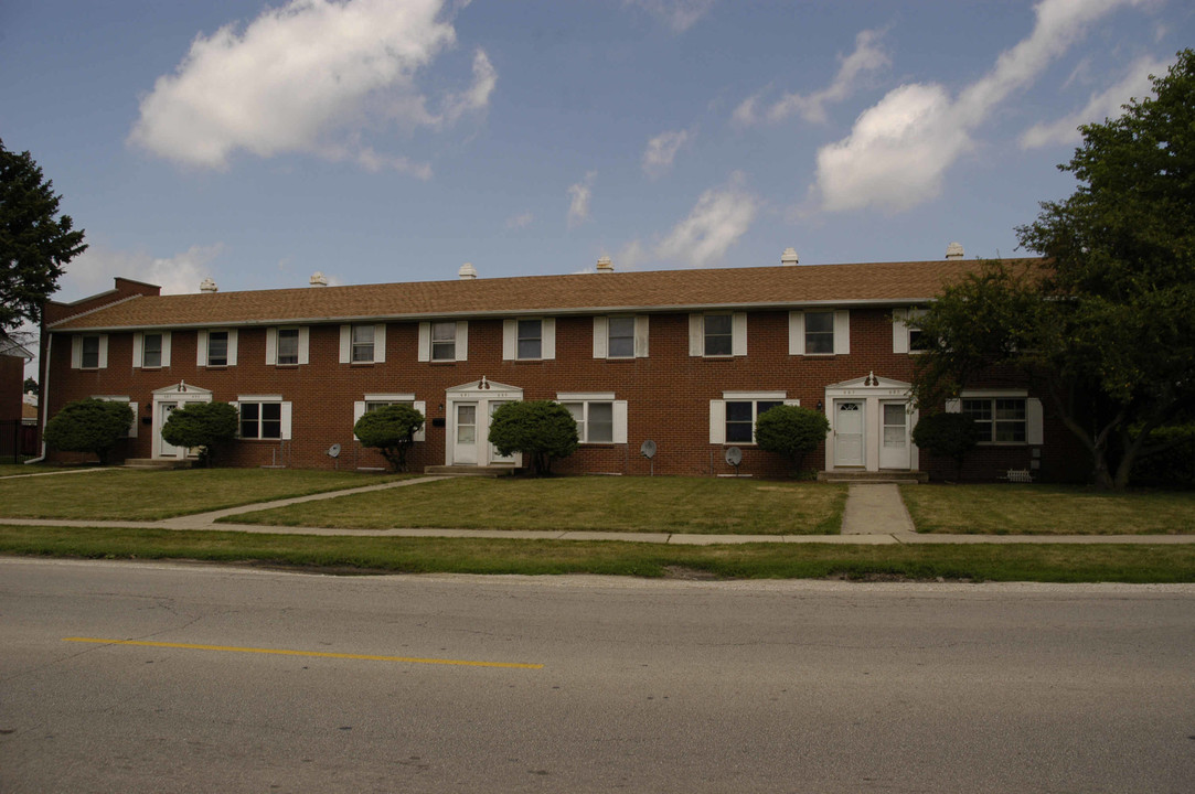 685-749 W Old Indian Trl in Aurora, IL - Building Photo