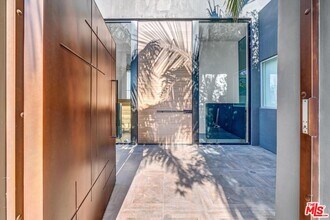 9400 Readcrest Dr in Beverly Hills, CA - Building Photo - Building Photo