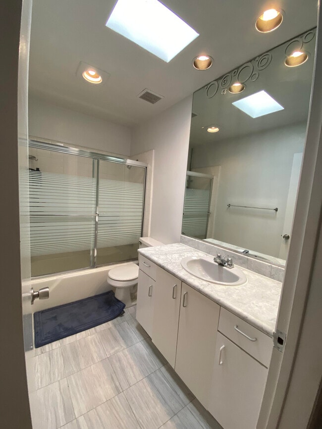 1828 Camden Ave, Unit 203 in Los Angeles, CA - Foto de edificio - Building Photo