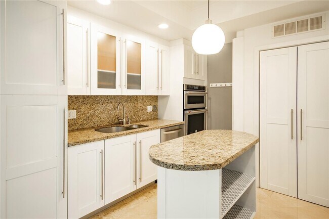 50 Alhambra Cir, Unit 405 in Coral Gables, FL - Building Photo - Building Photo