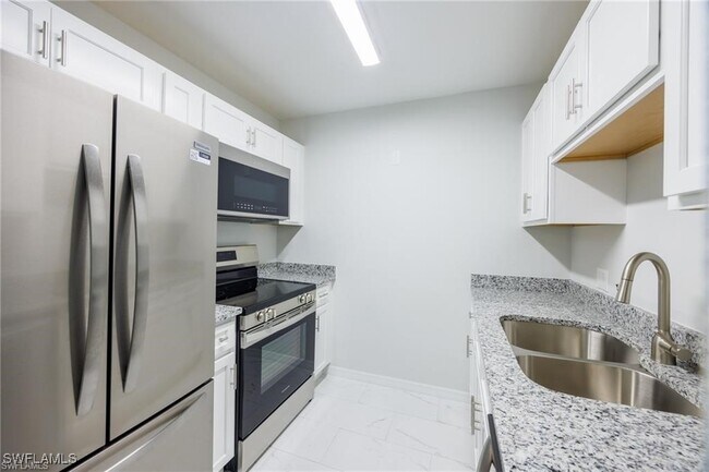 3225 E Riverside Dr in Ft. Myers, FL - Building Photo - Building Photo