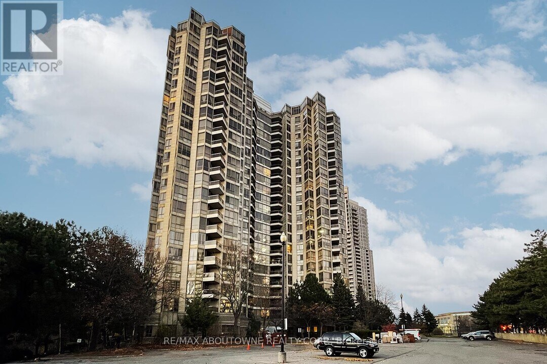 55-755 Kingsbridge Garden Cir in Mississauga, ON - Building Photo