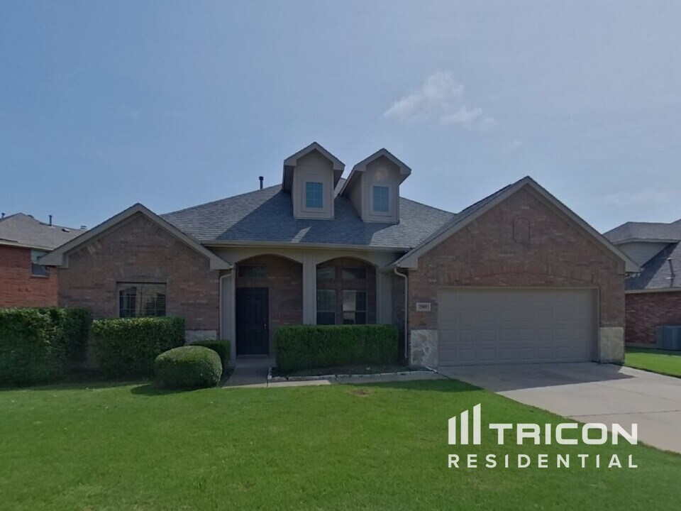 2989 Lakeview Cir in Burleson, TX - Building Photo