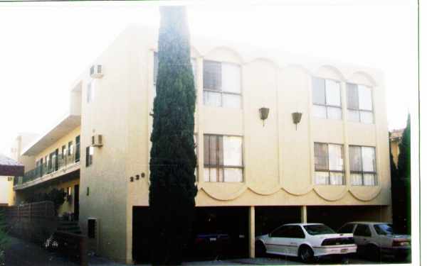 220 N Cedar St in Glendale, CA - Foto de edificio - Building Photo