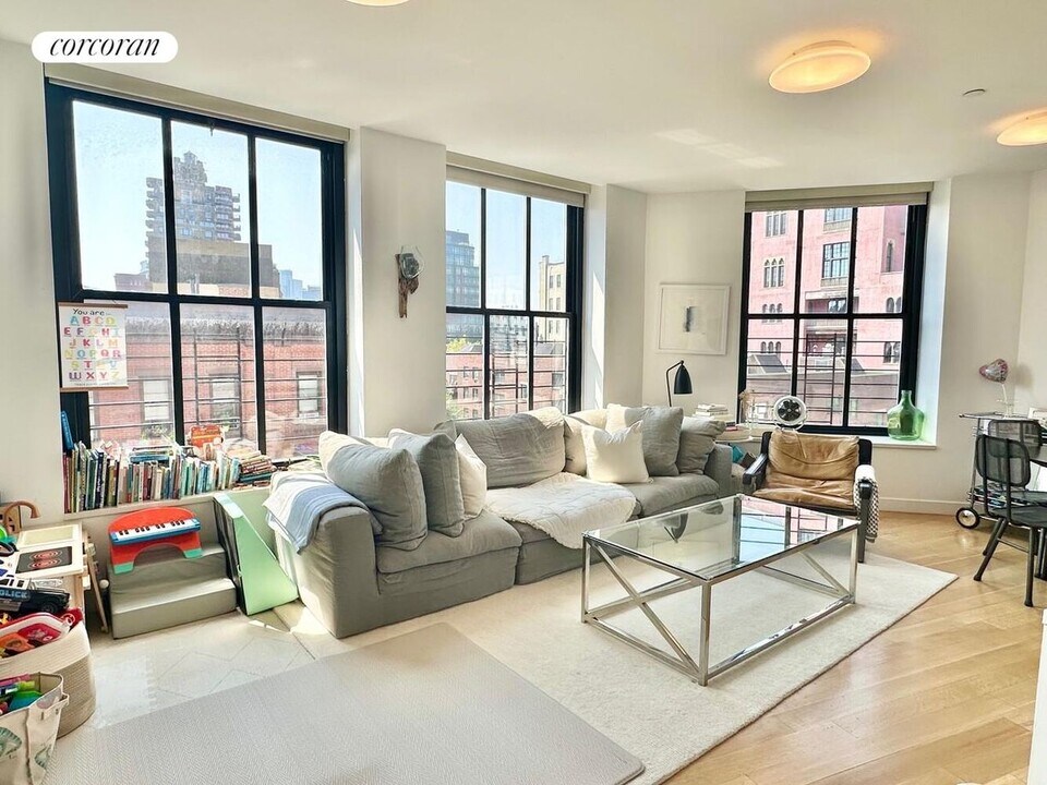 341 W 11th St in New York, NY - Building Photo
