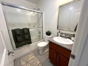 Fulton Apartments in Van Nuys, CA - Foto de edificio - Building Photo