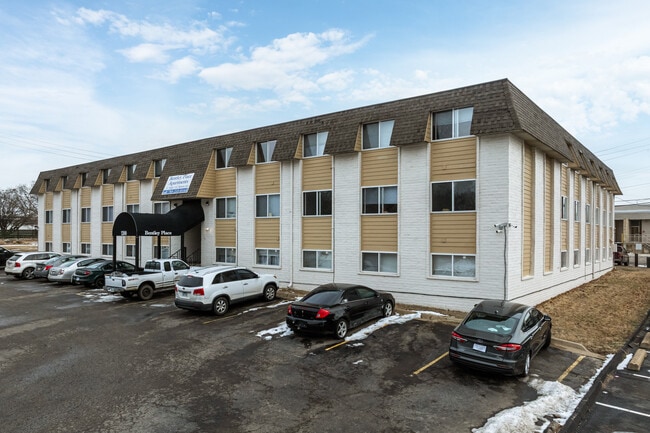 Bentley Place in Topeka, KS - Foto de edificio - Building Photo