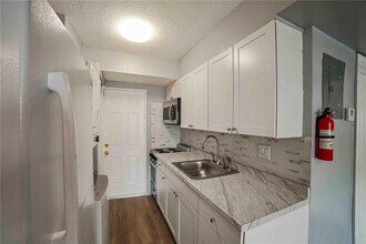 817 NW 12th Ave, Unit 2 in Fort Lauderdale, FL - Building Photo - Building Photo