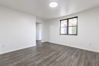 182 W Warrington Ave-Unit -Apt 2 in Pittsburgh, PA - Foto de edificio - Building Photo