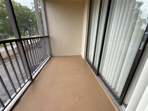 9517 Fontainebleau Blvd, Unit 601-403 in Miami, FL - Building Photo - Building Photo