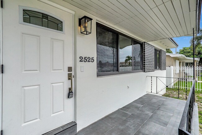 2525 NW 122nd St in Miami, FL - Building Photo - Building Photo