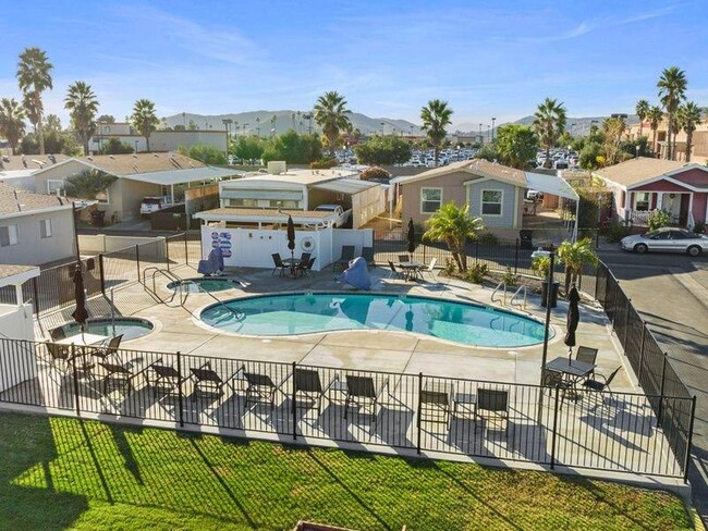 4400 W Florida Ave in Hemet, CA - Foto de edificio - Building Photo