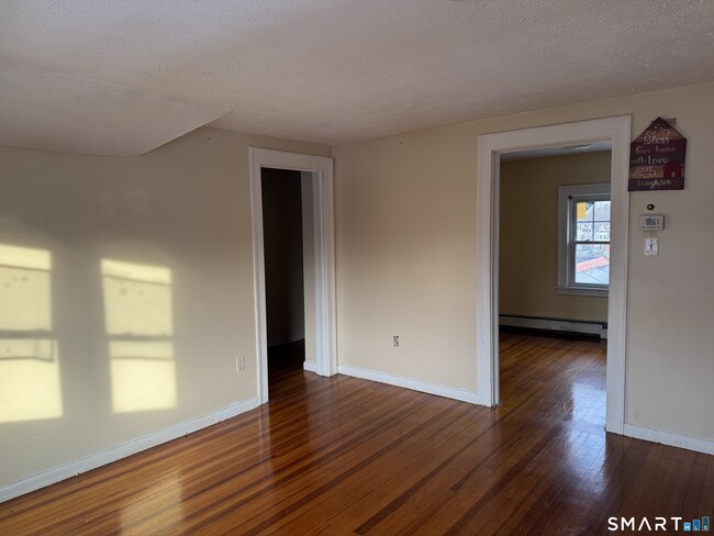 138 E Barber St in Windsor, CT - Building Photo - Building Photo