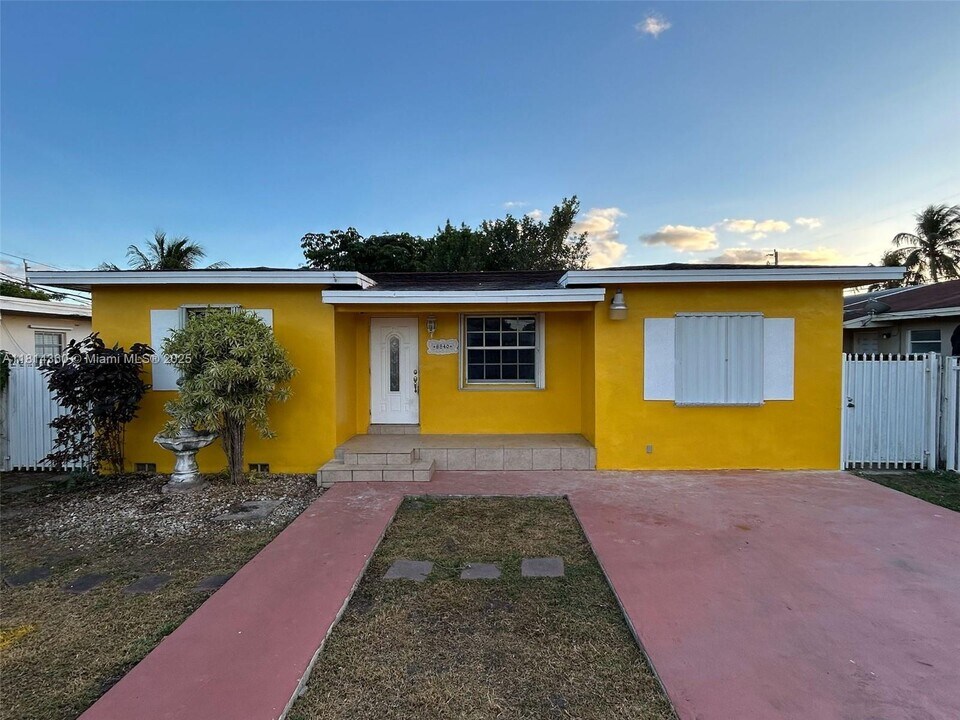 8840 SW 38th St in Miami, FL - Building Photo