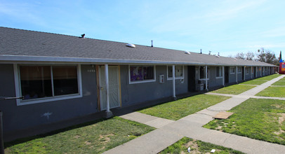 Carriage House Apartments in Fairfield, CA - Building Photo - Building Photo