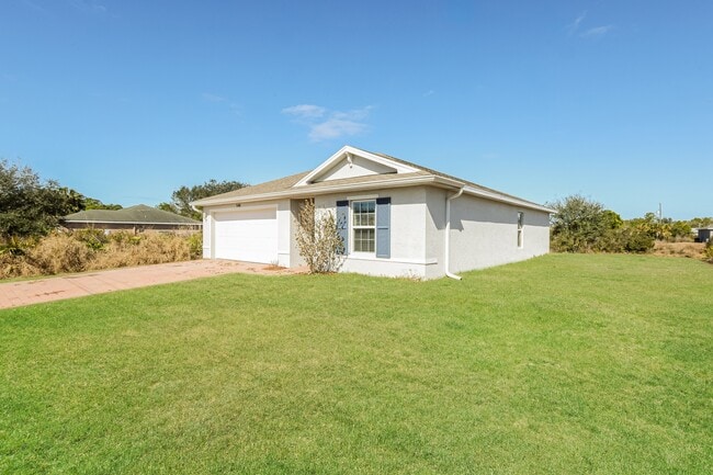 548 Woodview Dr in Lehigh Acres, FL - Building Photo - Building Photo