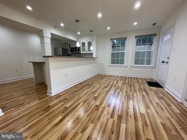 399 W Broad St in Falls Church, VA - Building Photo - Building Photo