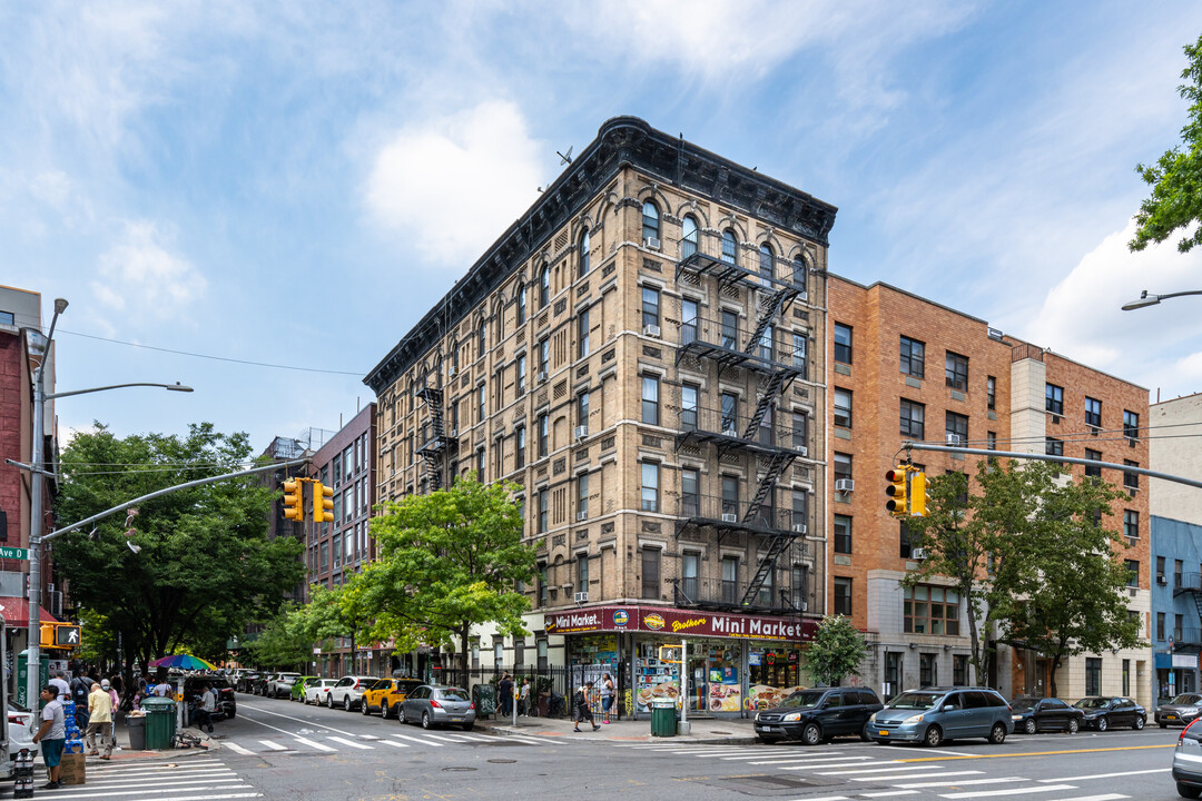 327 E Third St in New York, NY - Foto de edificio