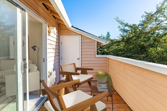 16932 SE Powell Blvd in Portland, OR - Foto de edificio - Building Photo