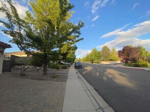 875 Sienna Park Dr in Reno, NV - Building Photo - Building Photo