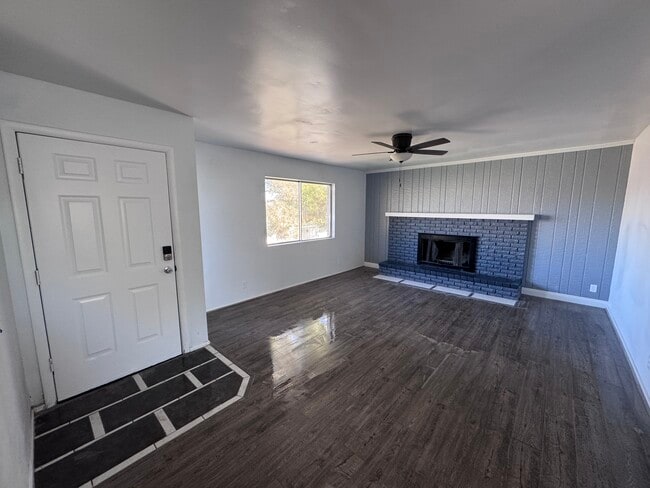 374 Village Way in Washington, UT - Foto de edificio - Building Photo