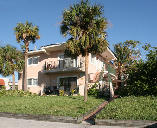 Glades On The Bay Apartments in North Miami Beach, FL - Building Photo - Building Photo