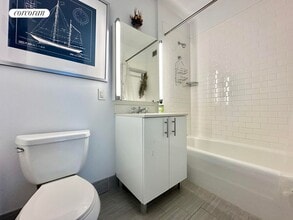 46-10 Center Blvd in Queens, NY - Foto de edificio - Building Photo