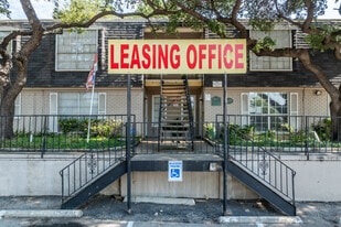 Santa Fe Trails Apartments in Dallas, TX - Building Photo