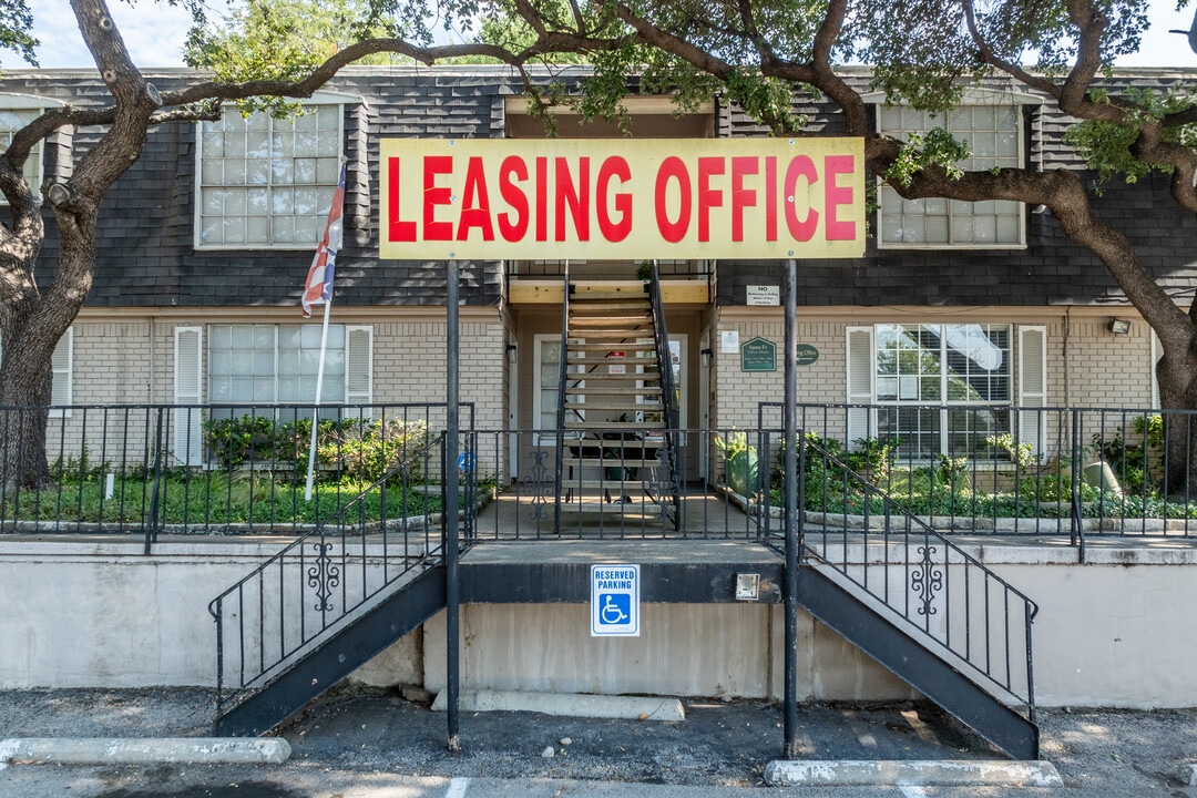 Santa Fe Trails Apartments in Dallas, TX - Foto de edificio